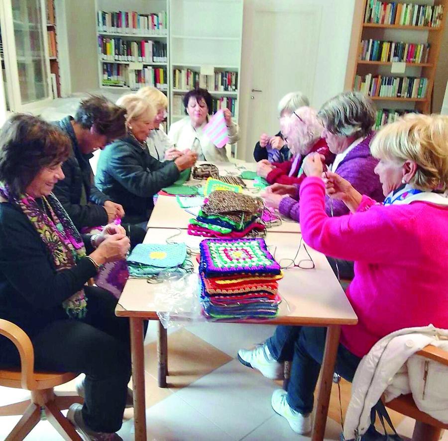 Capraia, le donne “legano” l’isola dalla Torre alla vecchia Pieve con i centrini fatti a mano