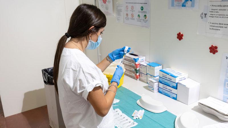 Covid, a Empoli raddoppiati i nuovi casi. Invito per i fragili a vaccinarsi