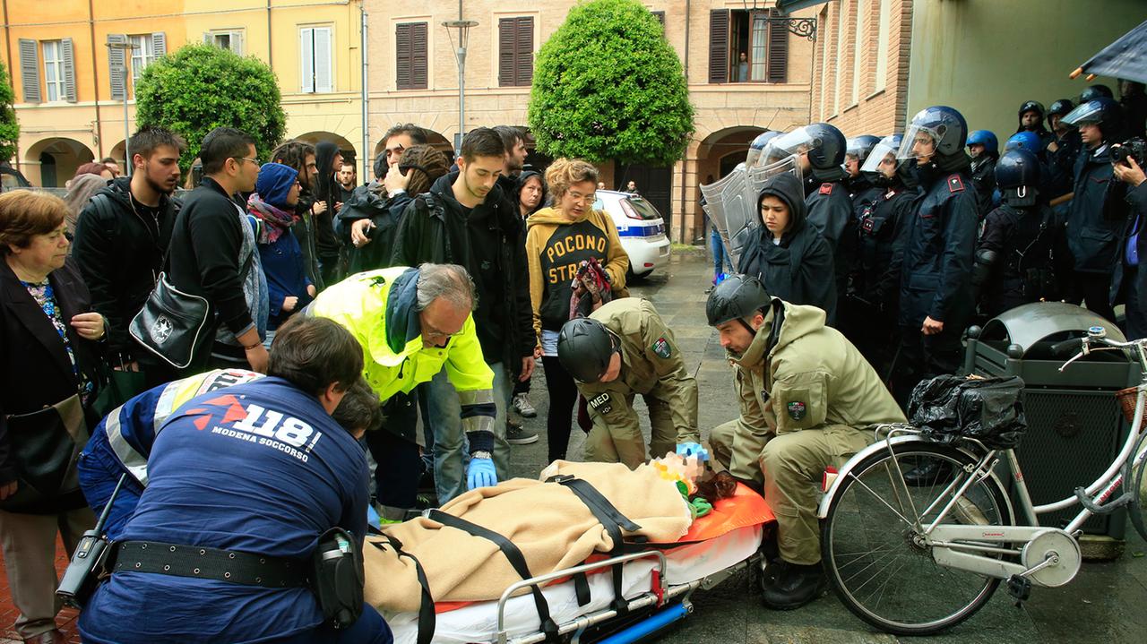 Modena. «Picchiò la manifestante in piazza» Agente condannato a 18 mesi<br type="_moz" />
