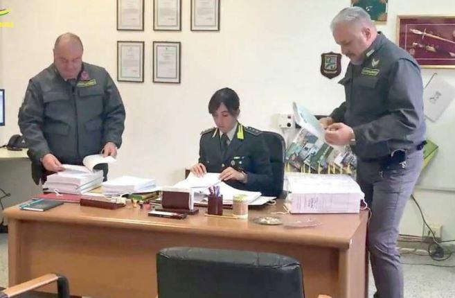 Massa-Carrara, la Finanza mette la pirateria dei giornali nel mirino. Fino a 15mila euro di sanzione