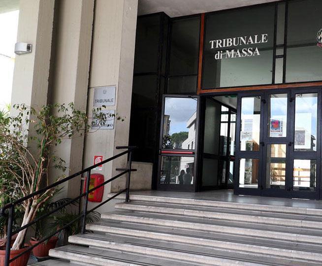 
	L'ingresso del tribunale di Massa

