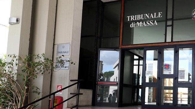 L'ingresso del tribunale di Massa