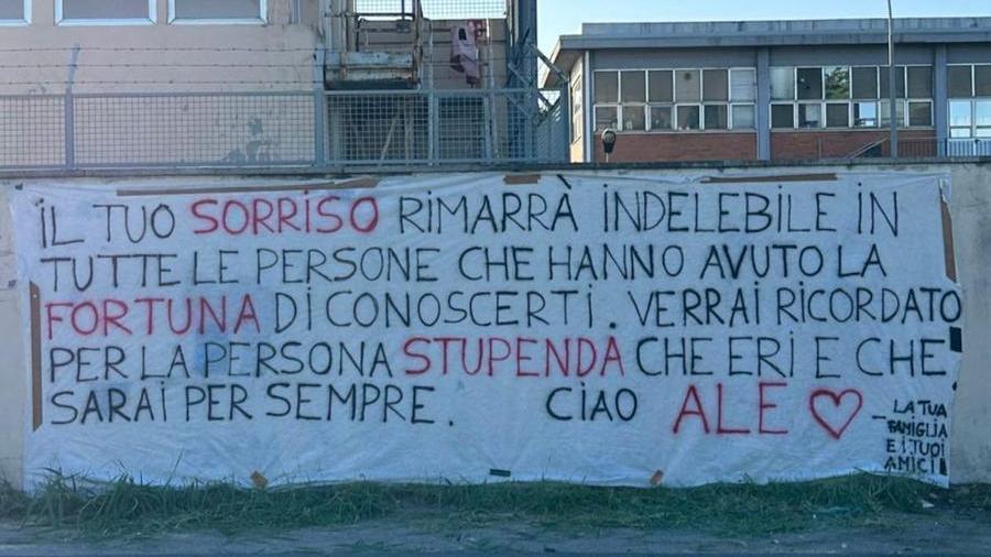 Livorno, striscione per Ale: «Ti ricorderemo per la persona stupenda che eri»