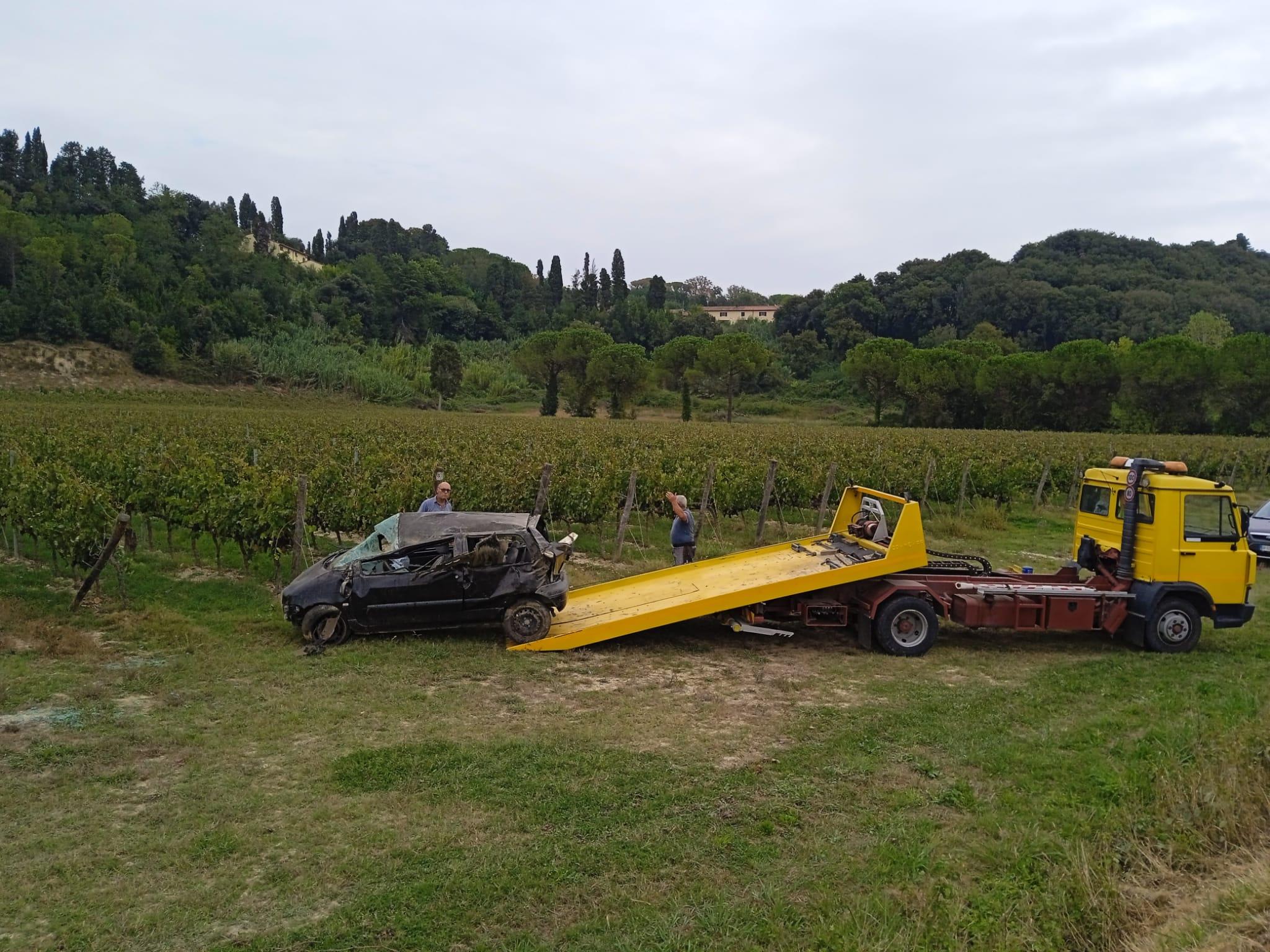 L'auto mentre viene rimossa