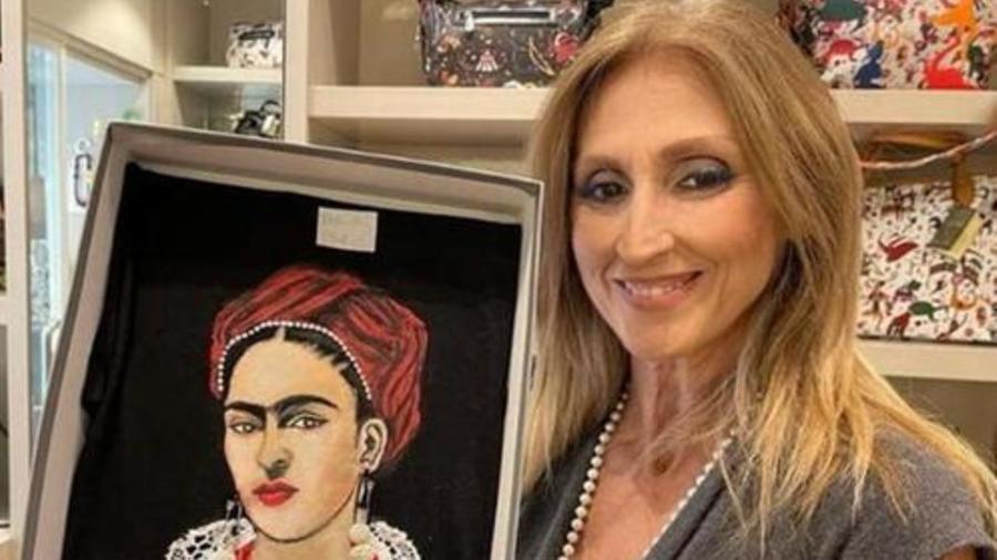 La negoziante di Grosseto con una delle sue magliette 