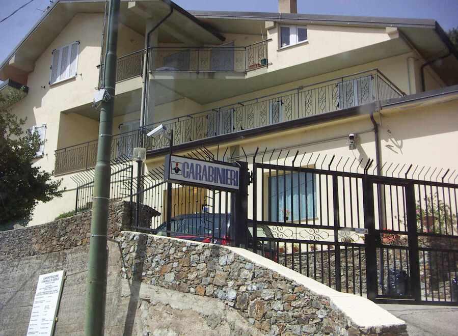 Pugni e schiaffi alla ex: 26enne arrestato a Desulo