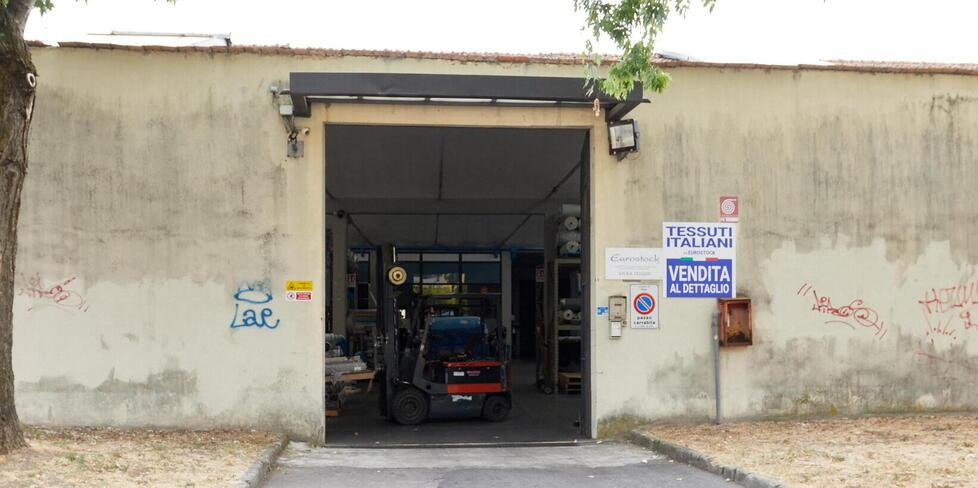 Prato, ucciso da un malore in azienda: il corpo trovato da un magazziniere