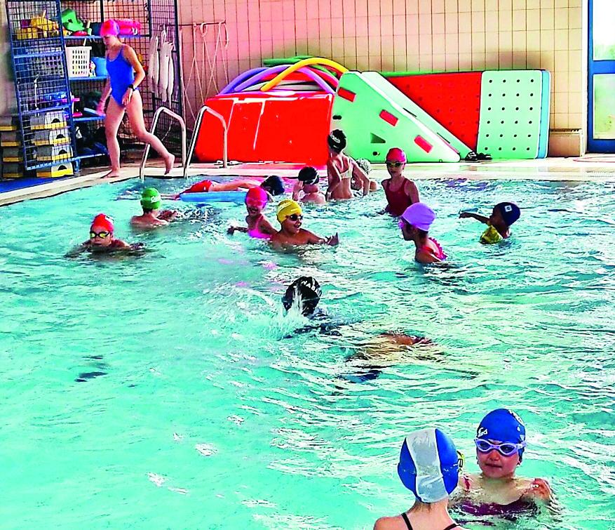 Dai corsi per bimbi all’acqua pole: in piscina ce n’è per tutti i gusti 