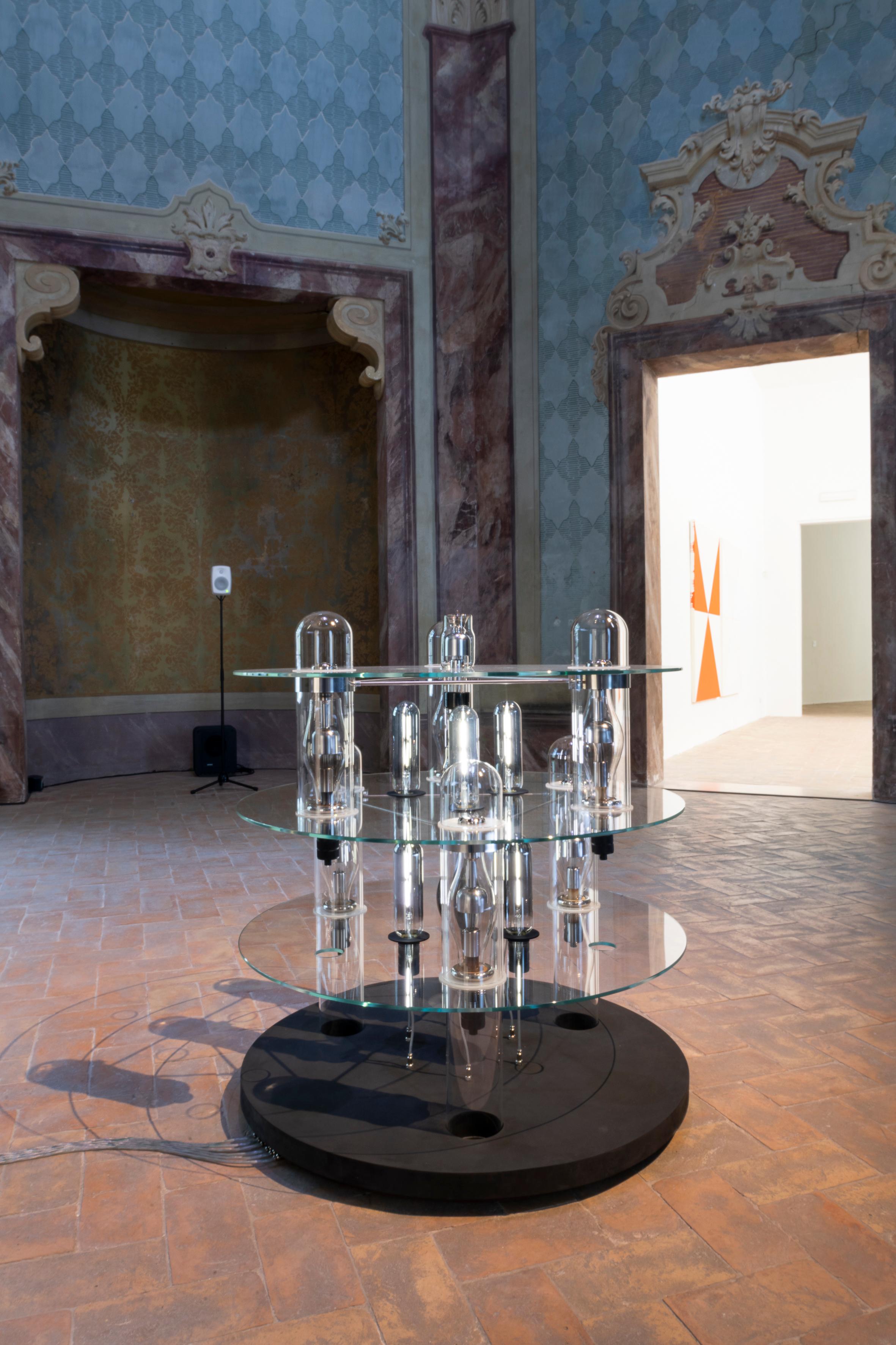 Modena. Se l’artista esplora il campo della musica e della scienza