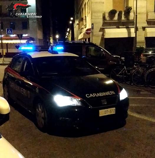 Livorno, dà in escandescenze in piazza e viene trovato con la droga: segnalato