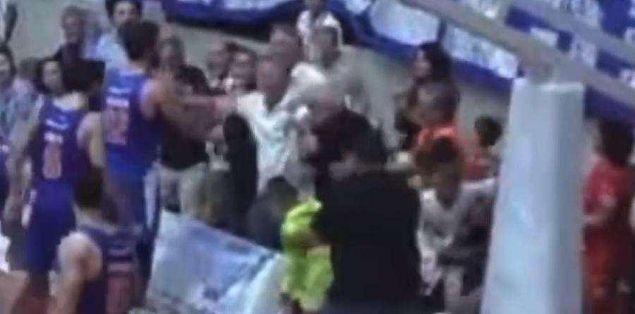 
	Il momento della rissa al PalaMacchia

