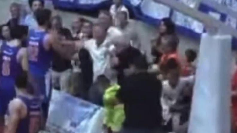 Il momento della rissa al PalaMacchia