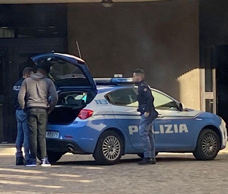 Poliziotto libero dal servizio insegue e cattura il fuggiasco