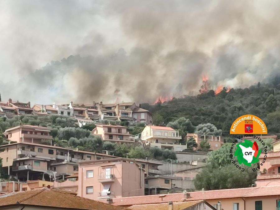 «Brucia tutto». Le fiamme, la paura e la lotta contro il tempo: ecco cosa è successo all’Argentario – Video