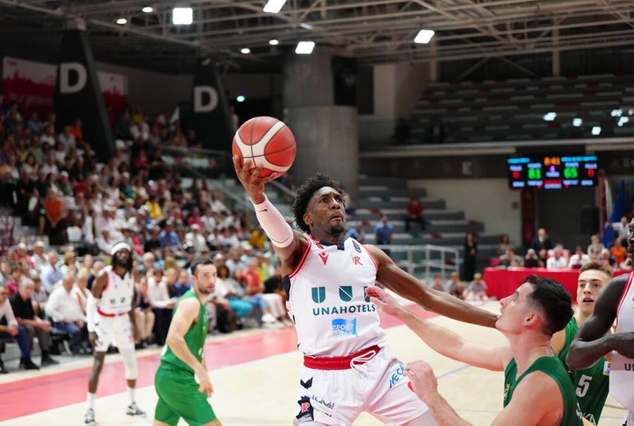 La Unahotels schiaccia il Novo Mesto e al Pala Bigi è già febbre da Galloway