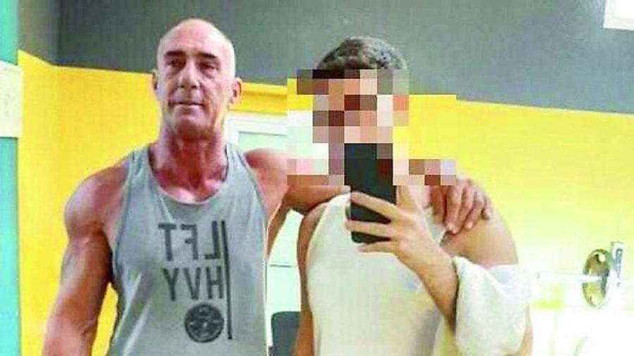 A sinistra la vittima