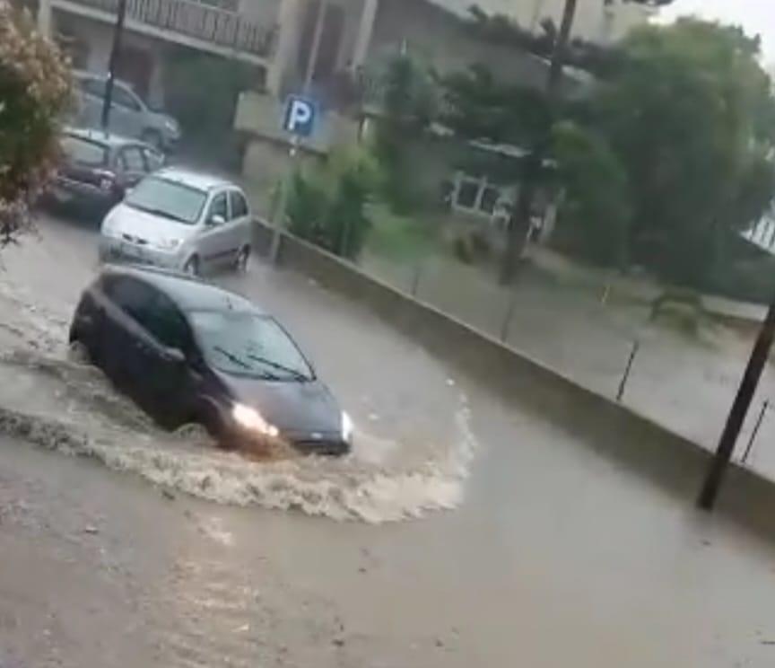 Pioggia e allagamenti in Baronia, padre e figlia intrappolati in auto salvati dai vigili del fuoco