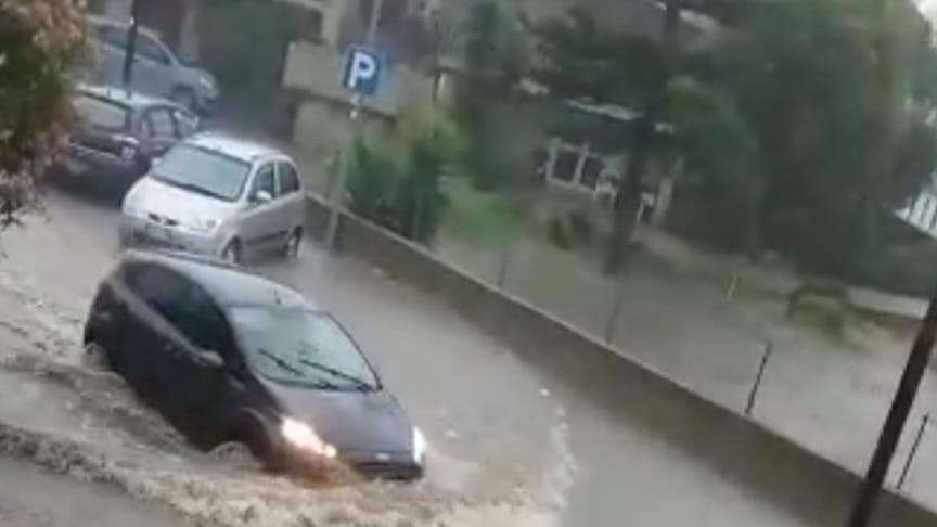 Pioggia e allagamenti in Baronia, padre e figlia intrappolati in auto salvati dai vigili del fuoco