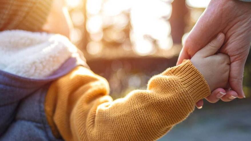 Sassari, un bambino malato e lo sfratto: «A ottobre finiremo per strada»