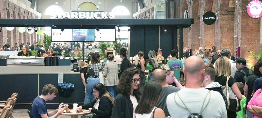 Livorno, a Porta a Mare l’ex cantiere come un luna park. Tutti in fila per il primo shopping