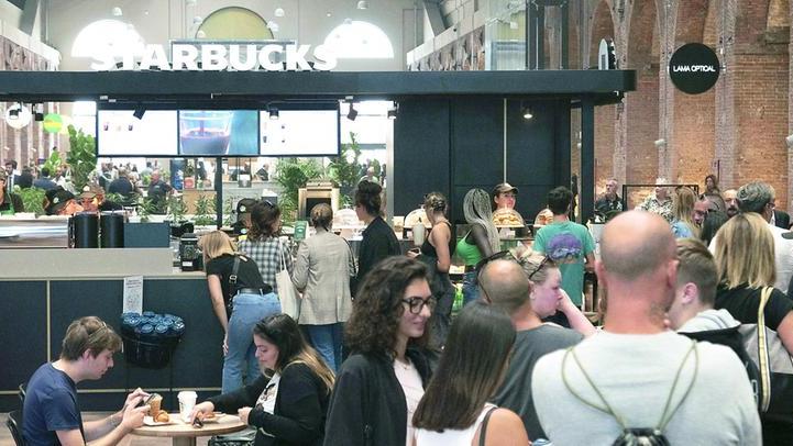 Livorno, a Porta a Mare l’ex cantiere come un luna park. Tutti in fila per il primo shopping