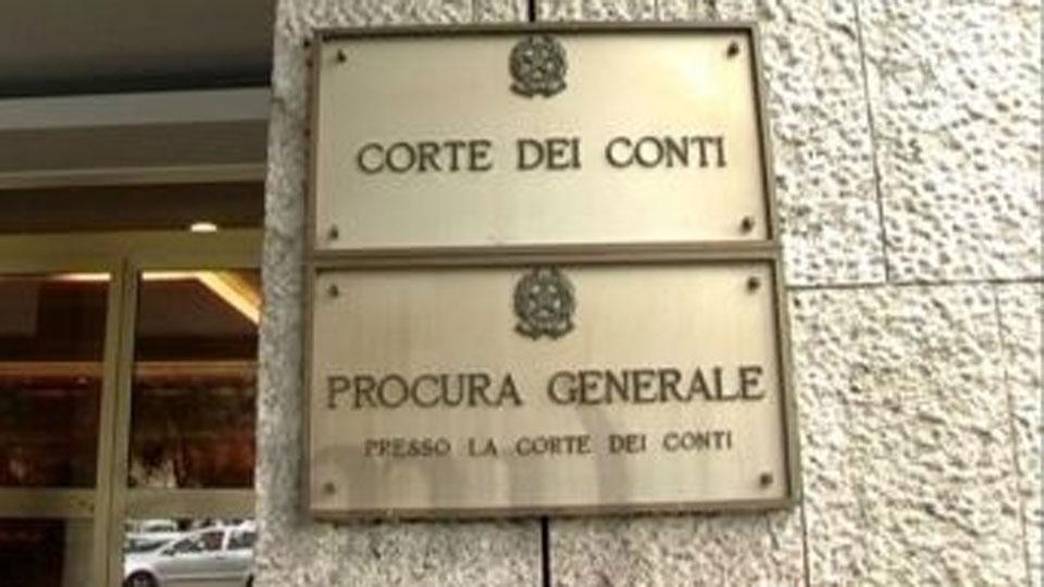 Due ex parà chiedevano soldi ai cinesi durante i controlli sulle strade: chi sono e la condanna