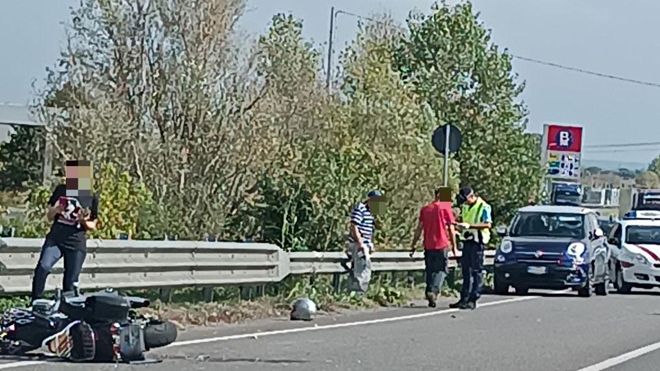 Monsummano, camionista investe un motociclista e scappa: i testimoni prendono la targa