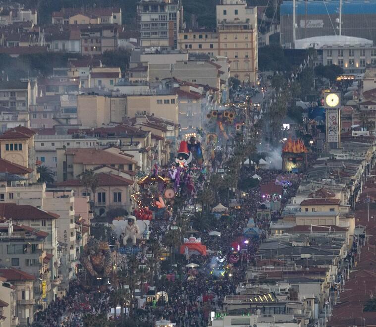 Carnevale di Viareggio, sulle pedane aggregative vietato superare le 120 maschere: maxi multa per chi sgarra