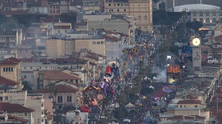 Carnevale di Viareggio, sulle pedane aggregative vietato superare le 120 maschere: maxi multa per chi sgarra