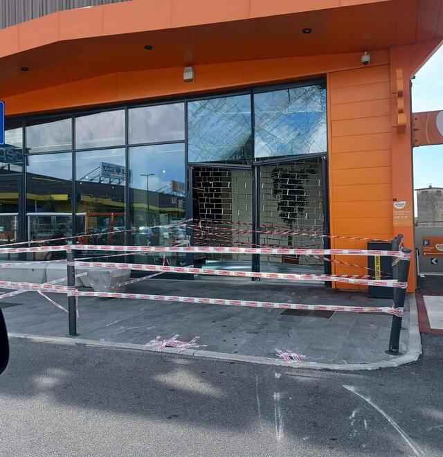 Cecina, ladri scatenati: furto con spaccata al Conad. Il bancomat portato via con il carro attrezzi (rubato)