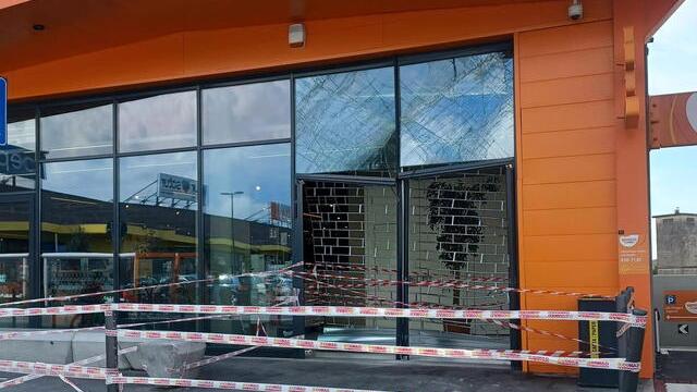 Cecina, ladri scatenati: furto con spaccata al Conad. Il bancomat portato via con il carro attrezzi (rubato)