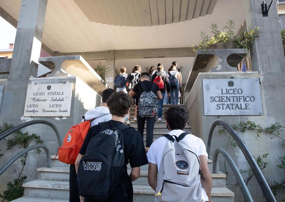 Montecatini, troppe classi e pochi spazi al liceo Salutati: rischio di turni e orari “spezzati”
