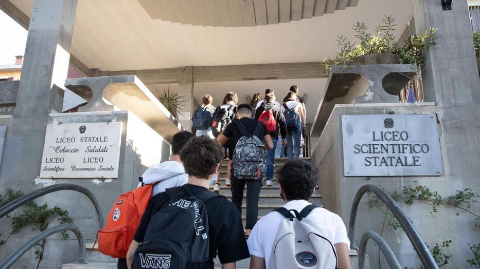 Montecatini, troppe classi e pochi spazi al liceo Salutati: rischio di turni e orari “spezzati”