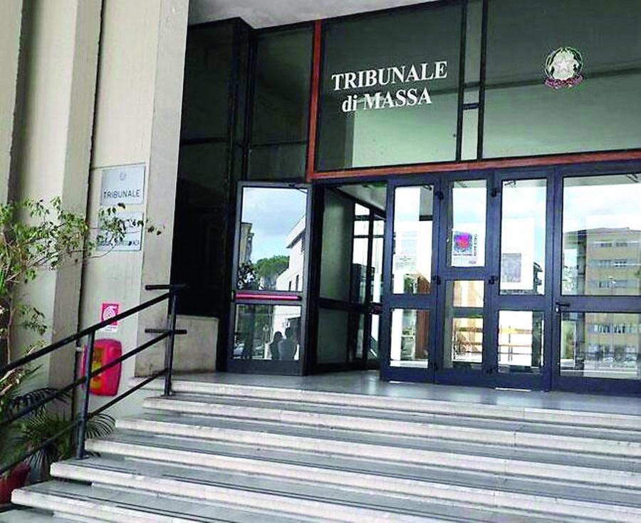 Carrara, carabiniere accusato di aver molestato i dipendenti del bar di famiglia. L’accusa chiede la condanna