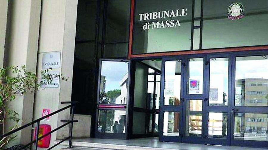 Carrara, carabiniere accusato di aver molestato i dipendenti del bar di famiglia. L’accusa chiede la condanna