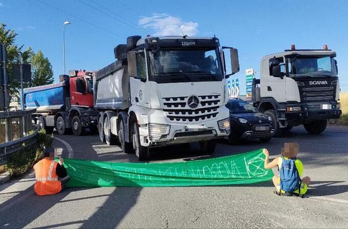Massa, gli ambientalisti bloccarono il traffico sulla Strada dei Marmi: il processo riparte da zero per vizio procedurale