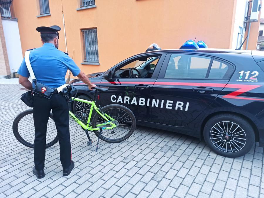 Va a chiedere lavoro in sella alla bici rubata a un dipendente, 27enne nei guai