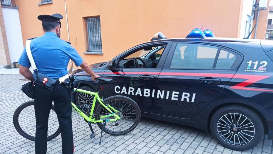 Va a chiedere lavoro in sella alla bici rubata a un dipendente, 27enne nei guai
