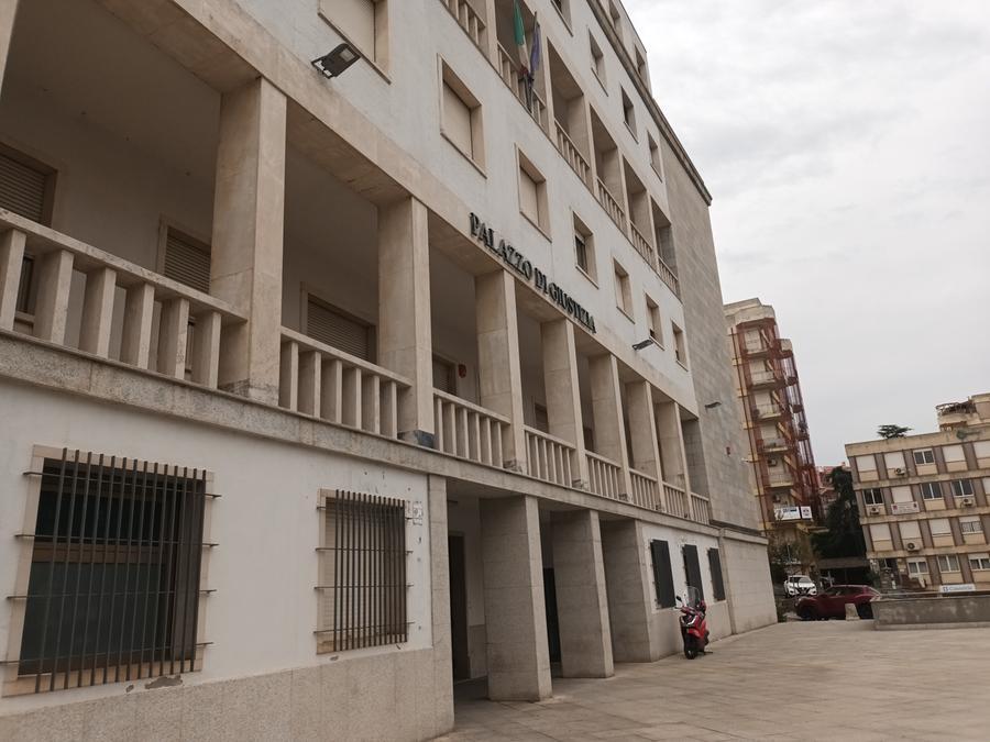 Furto di un vibratore dalla farmacia, in due finiscono davanti al giudice a Nuoro