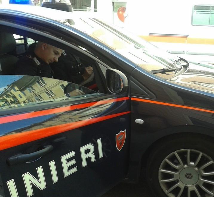 Ruba vestiti in un negozio ma viene fermato e arrestato