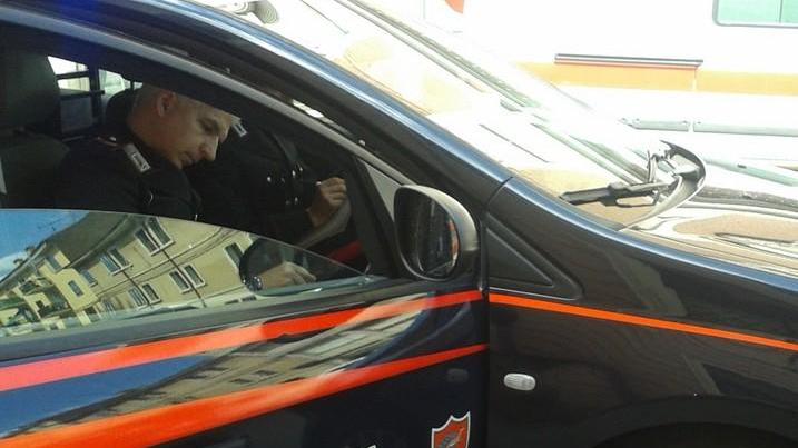 Ruba vestiti in un negozio ma viene fermato e arrestato