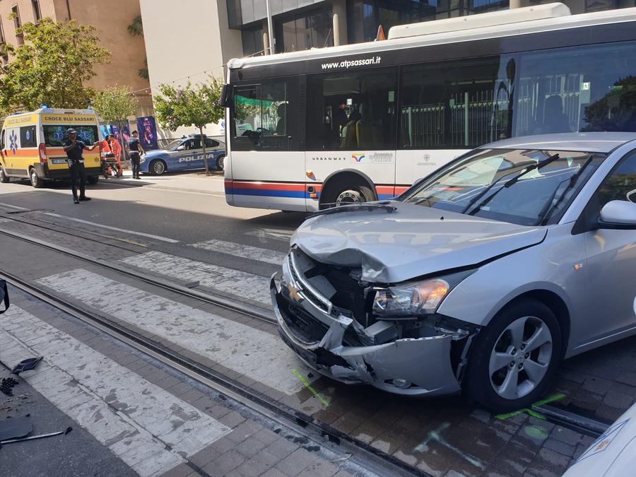 Sassari, scontro fra un’auto e una pattuglia della polizia: feriti due agenti