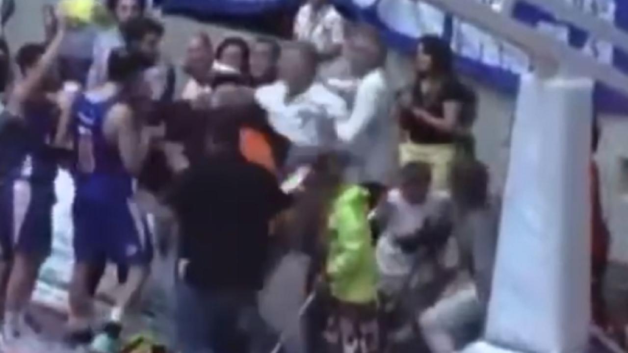 Il parapiglia in campo