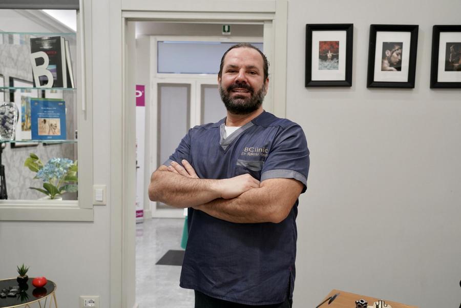 Dal Barbie botox alle labbra giganti, il dottor Roberto Amore: «Ogni giorno delle richieste folli»