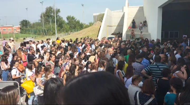 
	La folla di partecipanti all'ingresso del palazzetto dello sport per il concorso da dipendente comunale&nbsp;

