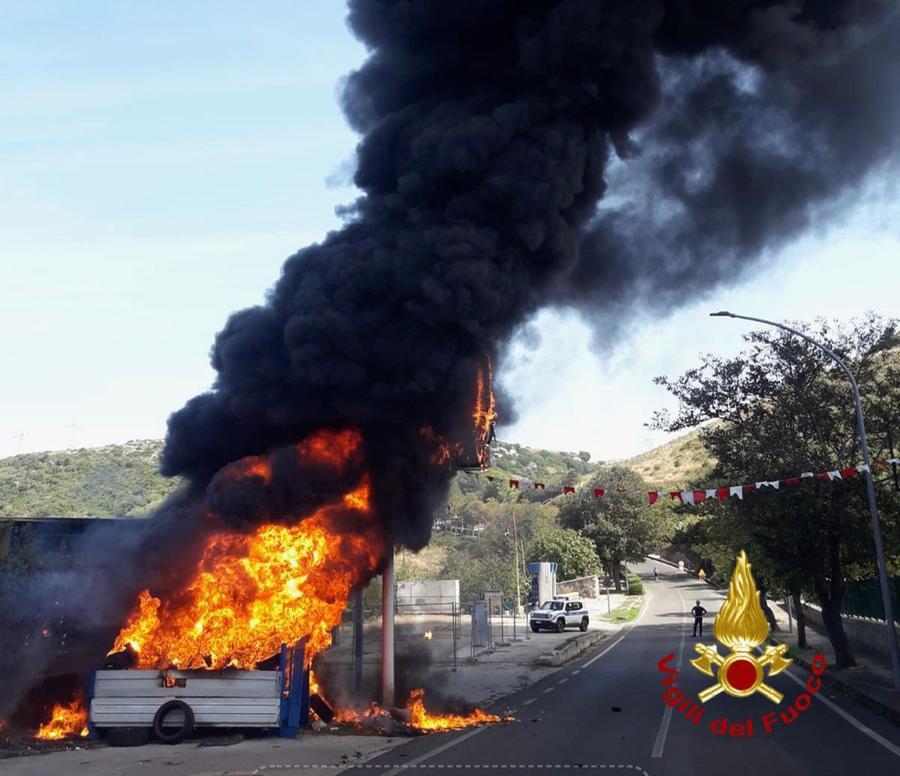 Rogo di pneumatici nei pressi di un distributore di benzina a Ittiri: due squadre di vigili del fuoco in azione