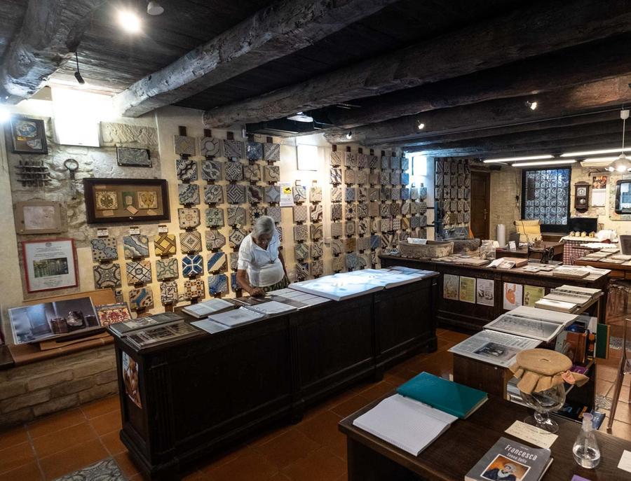 
	Contus de arrejolas, il piccolo museo di mattonelle nel quartiere Castello a Cagliari <em>(foto Mario Rosas)</em>

