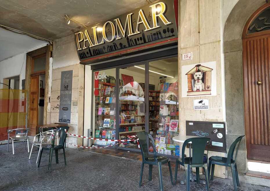 Grosseto, libraia trovata a terra nel negozio. Portata in ospedale sotto choc