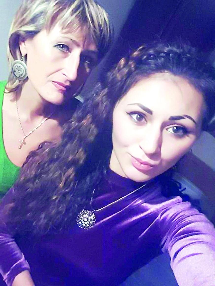 
	Larisa Cherednik insieme con la figlia Polina

