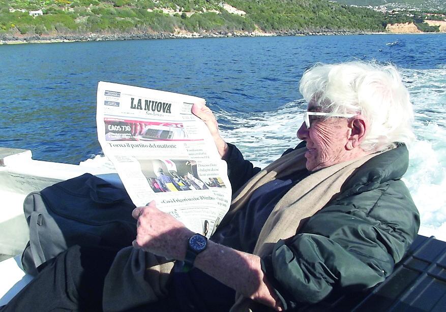 La regista Lina Wertmuller durante una vacanza a Cala Gonone mentre legge La Nuova Sardegna